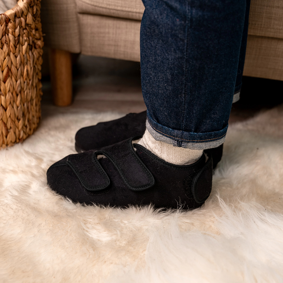 Geïsoleerde bandage schoenen voor dames met schapenwol en klittenband, zwart