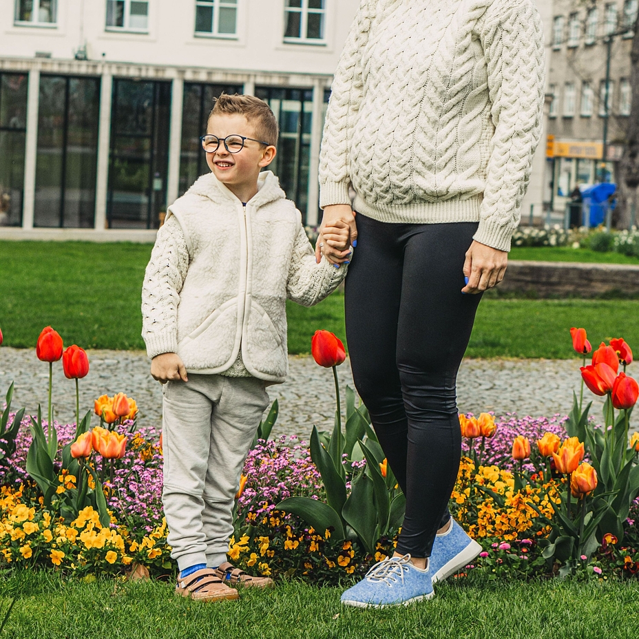 Kindervest van schapenwol met kap natuurlijk