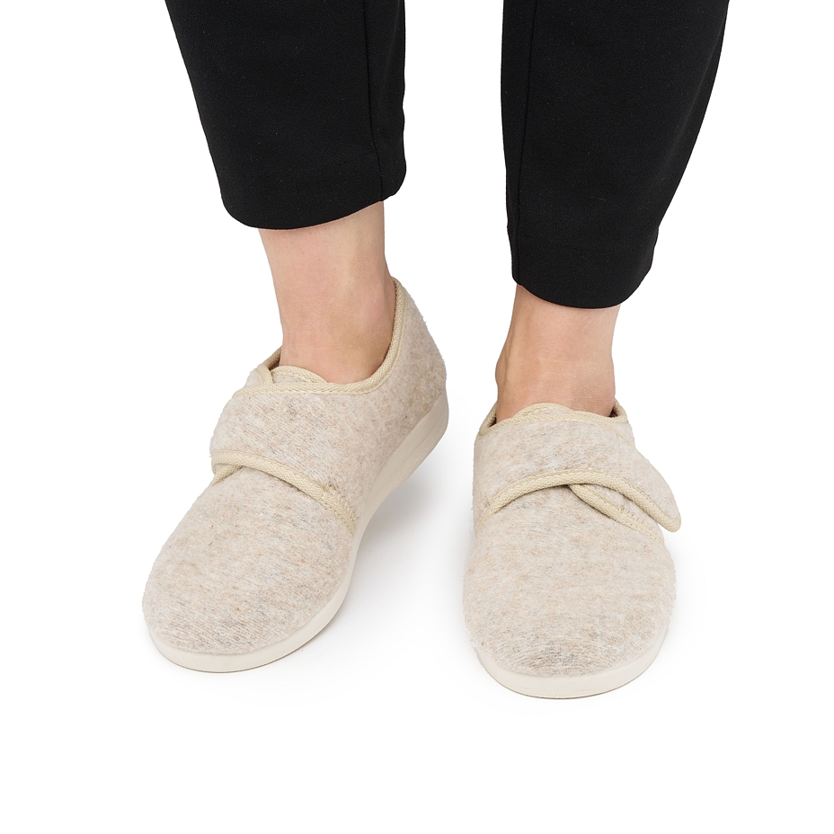 Pantoffels van wolvilt met klittenband, beige